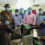 কলারোয়ায় কৃষকদের মাঝে বিনামূল্যে সার ও বীজ বিতরন
