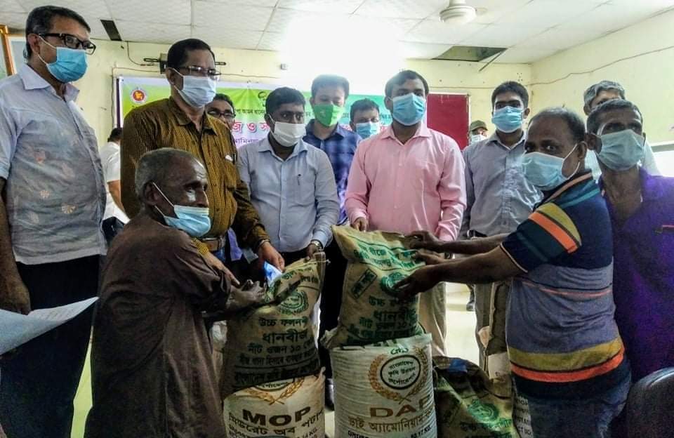 কলারোয়ায় কৃষকদের মাঝে বিনামূল্যে সার ও বীজ বিতরন