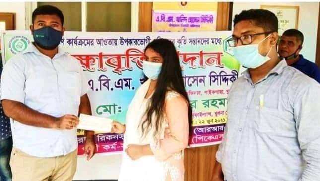 পাইকগাছায় আরআরএফ উপকারভোগী পরিবারের কৃতি সন্তানদের শিক্ষাবৃত্তি প্রদান
