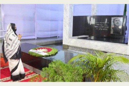 বঙ্গবন্ধুর প্রতিকৃতিতে প্রধানমন্ত্রীর শ্রদ্ধা নিবেদন