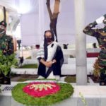 প্রধানমন্ত্রীর শ্রদ্ধা ১৫ আগস্ট নিহত স্বজনদের সমাধিতে