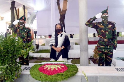 প্রধানমন্ত্রীর শ্রদ্ধা ১৫ আগস্ট নিহত স্বজনদের সমাধিতে