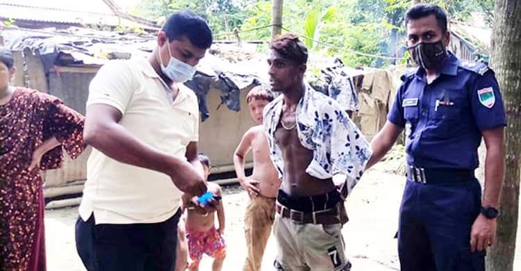 বেনাপোলে মাদকসেবী ছেলেকে পুলিশে দিলেন মা