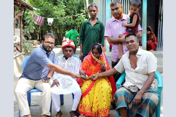 যে বিয়ে নজর কাড়লো সবার