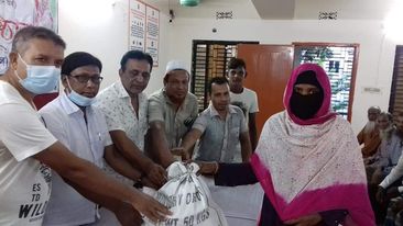 কলারোয়া পৌরসভায় প্রধানমন্ত্রীর উপহার খাদ্যশস্য বিতরণ