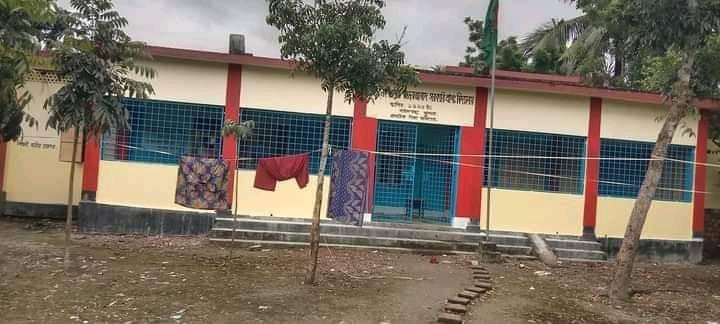সরকারি প্রাথমিক বিদ্যালয়ের কক্ষ ভাড়া দেয়ার অভিযোগ,নোংরা কক্ষে চলছে পাঠদান