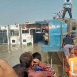 পাটুরিয়ায় যানবাহন নিয়ে এক পাশ ডুবে গেছে ফেরি
