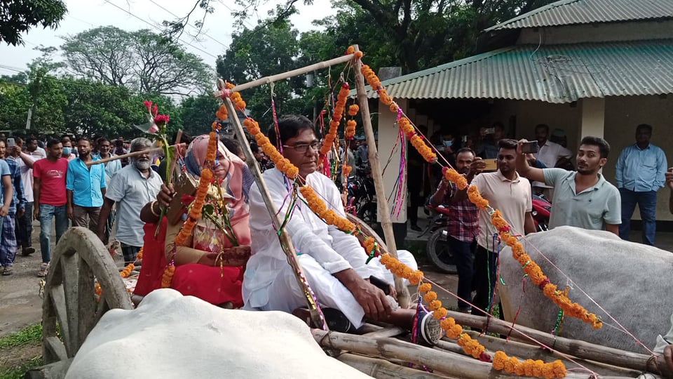 সুসজ্জিত গরুর গাড়িতে চড়ে শপথ গ্রহণ অনুষ্ঠানে এলেন নব-নির্বাচিত  ইউপি সদস্যরা