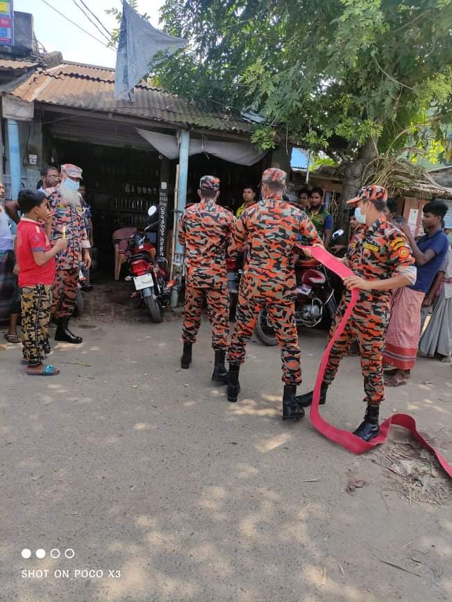 কলারোয়ার বালিয়াডাঙ্গা বাজারে ফায়ার সার্ভিসের সচেতনতা মূলক মহড়া অনুষ্ঠিত