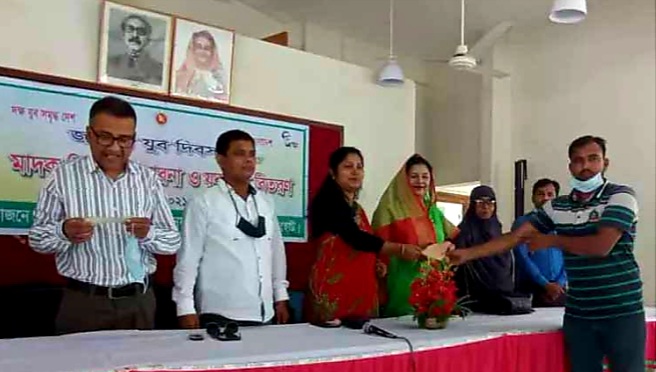 কচুয়ায় জাতীয় যুব দিবসে আলোচনা সভা, যুব ঋণের চেক ও সনদপত্র বিতরণ