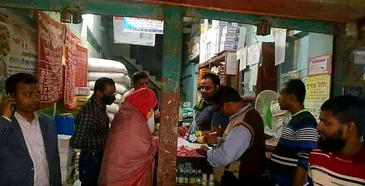 পাইকগাছায় ভ্রাম্যমাণ আদালতে ভেজাল সার বিক্রির অপরাধে ব্যবসায়ীকে জরিমানা