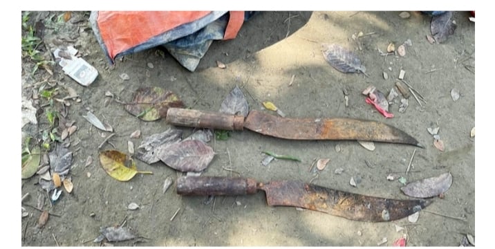 নোয়াখালীর বেগমগঞ্জে ভোটকেন্দ্রের পাশ থেকে দেশীয় অস্ত্র উদ্ধার
