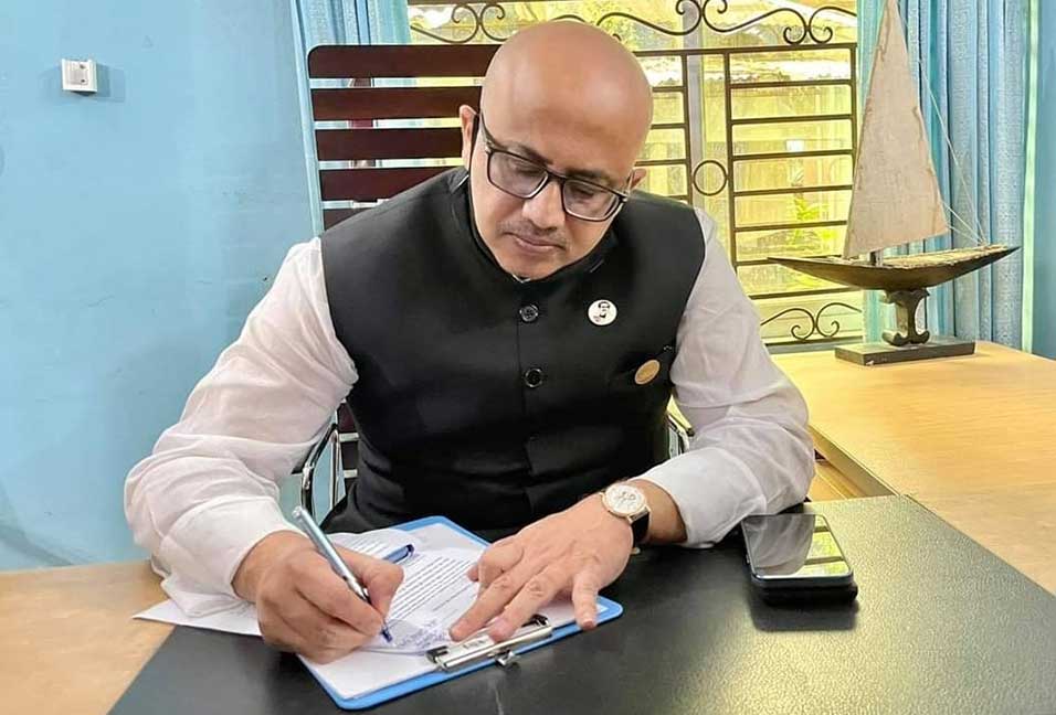 যে কারণ দেখিয়ে পদত্যাগ করলো ডাঃ মুরাদ