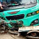 নিয়ন্ত্রন হারিয়ে রাস্তার পাশে দাঁড়িয়ে থাকা ভ্যানে বাসের আঘাত, গুরুতর আহত ২ ভ্যানযাত্রী
