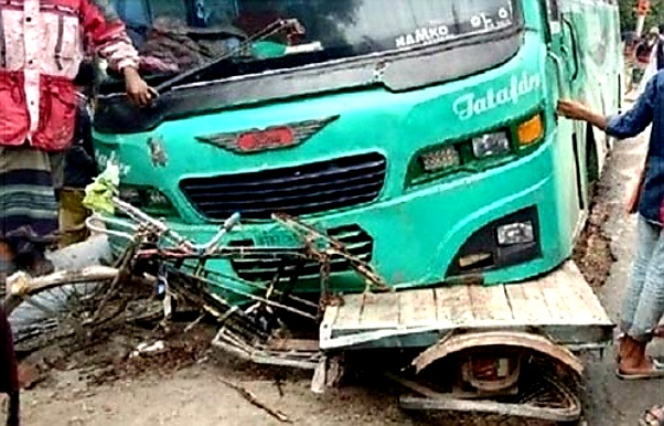 নিয়ন্ত্রন হারিয়ে রাস্তার পাশে দাঁড়িয়ে থাকা ভ্যানে বাসের আঘাত, গুরুতর আহত ২ ভ্যানযাত্রী