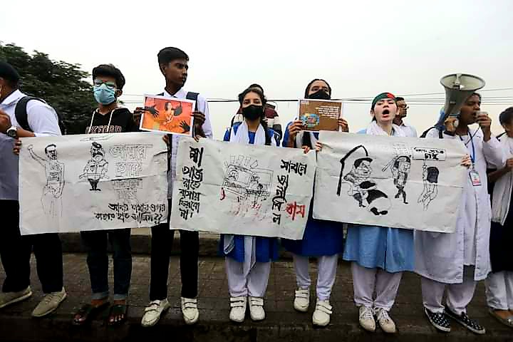 সড়ক অব্যবস্থাপনার ব্যঙ্গচিত্র প্রদর্শন, নিরাপদ সড়কের দাবিতে শিক্ষার্থীদের স্লোগান