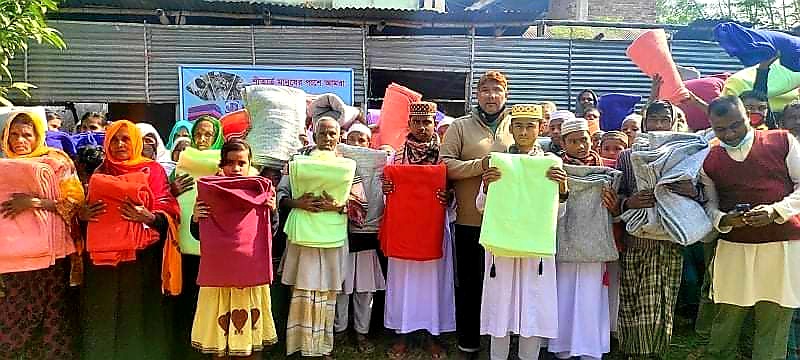 বিরামপুরে শীতার্তদের মাঝে জনতা ব্যাংকের কম্বল বিতরণ