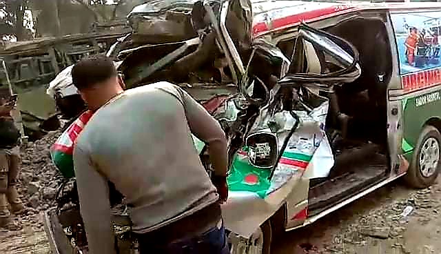 স্ত্রীর মরদেহ নিয়ে বাড়ি ফেরার পথে সড়ক দুর্ঘটনায় স্বামী ও ছেলেসহ নিহত ৩, গুরুতর আহত ২