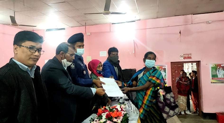 বিরামপুরে খ্রীস্টান ধর্মাবলম্বীদের মাঝে জি.আর প্রকল্পের চাল বিতরণ