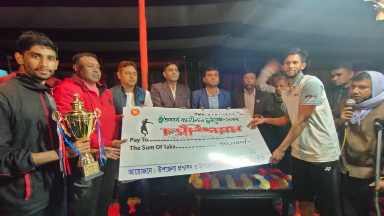 উৎসাহ-উদ্দীপনায় শেষ হল কলারোয়ার ব্যাডমিন্টন টুর্নামেন্ট,জয়ী পাপড়ি এগ্রো