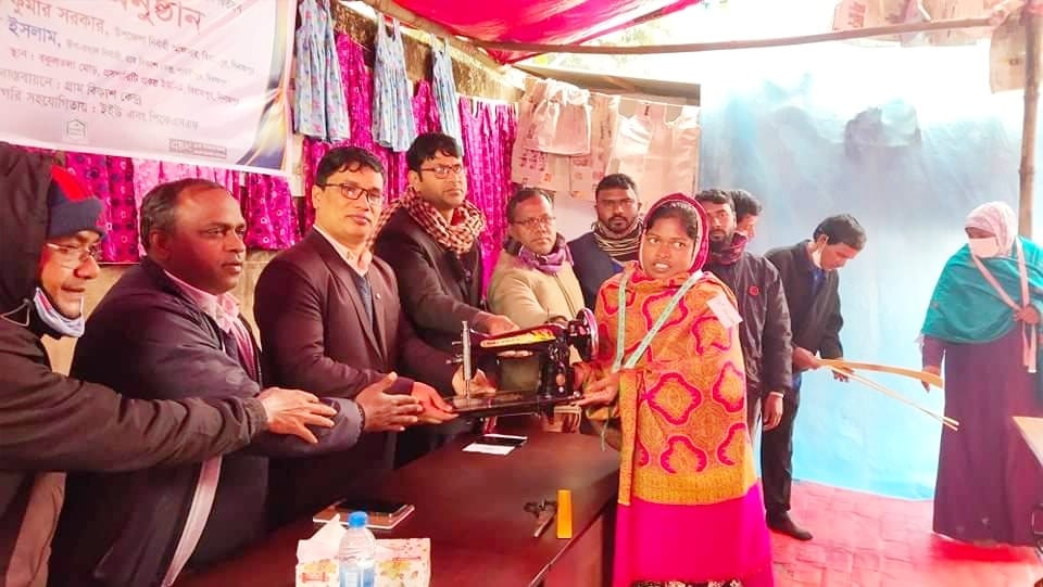 বিরামপুরে ক্ষুদ্র নৃতাত্ত্বিক ও দলিত সম্প্রদায়ের নারীদের মাঝে সেলাই মেশিন বিতরণ