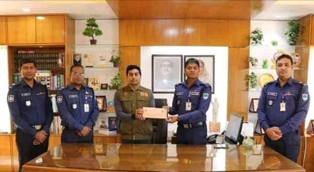 কর্মদক্ষতায় পূরস্কৃত হলেন ডিবির দক্ষ অফিসার উজ্জল দত্ত
