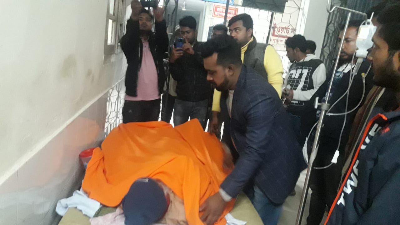 গভীর রাতে ঘুরে ঘুরে ছাত্রলীগ নেতার কম্বল বিতরণ