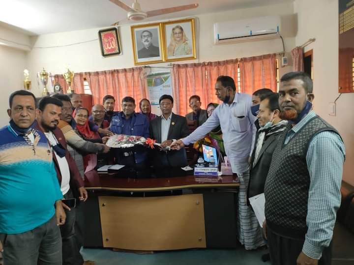 কলারোয়ায় নবাগত অফিসার ইন-চার্জের সাথে মেয়রের মতবিনিময়