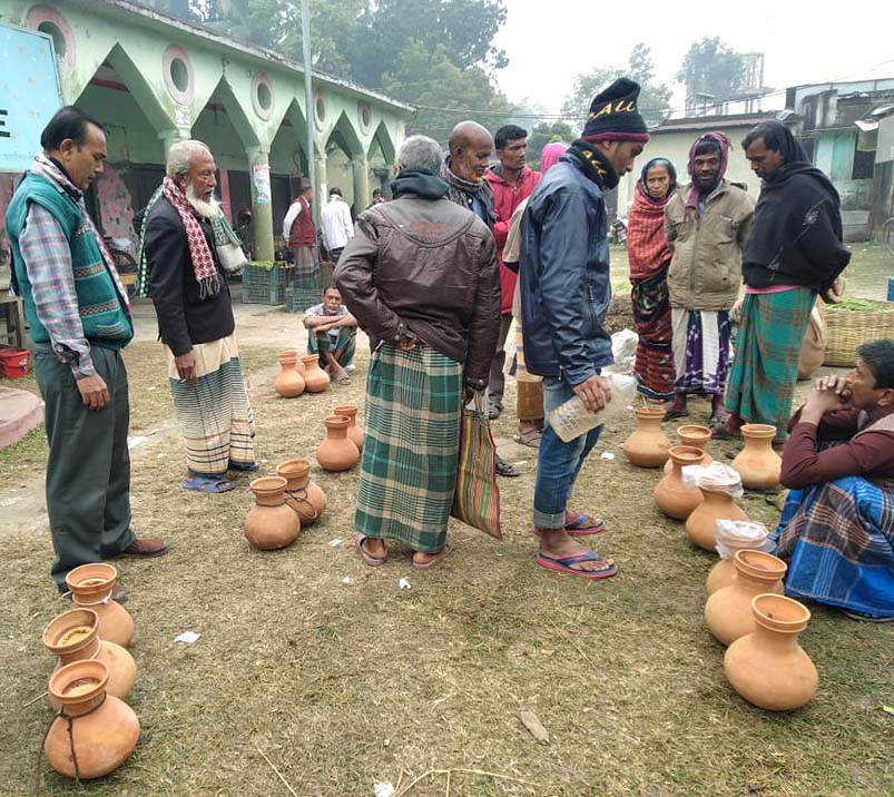 কলারোয়ায় জমে উঠেছে খেঁজুরের গুঁড়-পাটালি হাট