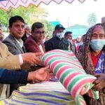 বিরামপুরে অসচ্ছল ও দুস্থ শীতার্তদের মাঝে কম্বল বিতরণ করেন পৌর মেয়র