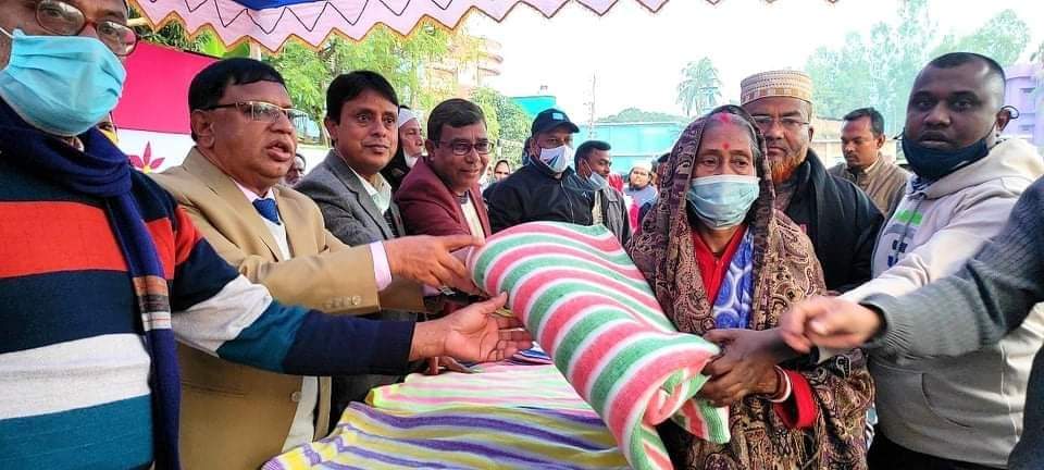 বিরামপুরে অসচ্ছল ও দুস্থ শীতার্তদের মাঝে কম্বল বিতরণ করেন পৌর মেয়র