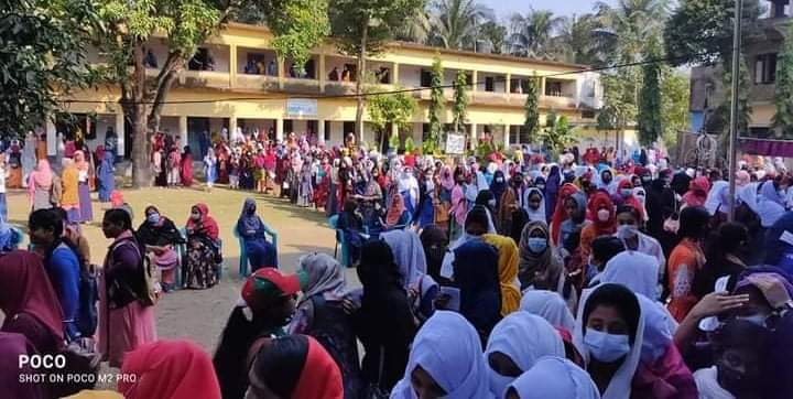 কলারোয়ায় মাধ্যমিক পর্যায়ের শিক্ষার্থীদের করোনা টিকা প্রদান কার্যক্রম শুরু