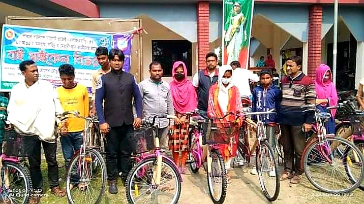 কলারোয়ায় অসহায়, দরিদ্র ও মেধাবী শিক্ষার্থীদের মাঝে বাইসাইকেল বিতরণ