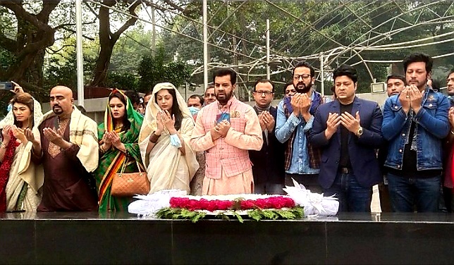 বঙ্গবন্ধুর প্রতিকৃতিতে বাংলাদেশ চলচ্চিত্র শিল্পী সমিতির শ্রদ্ধা নিবেদন