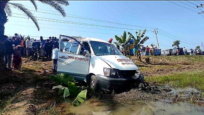বাগেরহাটে ট্রাকচাপায় রিকশাচালক ও যাত্রী নিহত, অ্যাম্বুলেন্স খাদে আহত ৩