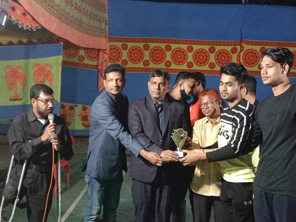 কলারোয়ায় “মাদককে না বলুন, ব্যাডমিন্টন খেলাকে হ্যাঁ বলুন” ৮ দলীয় ব্যাডমিন্টন টূর্নামেন্ট অনুষ্ঠিত