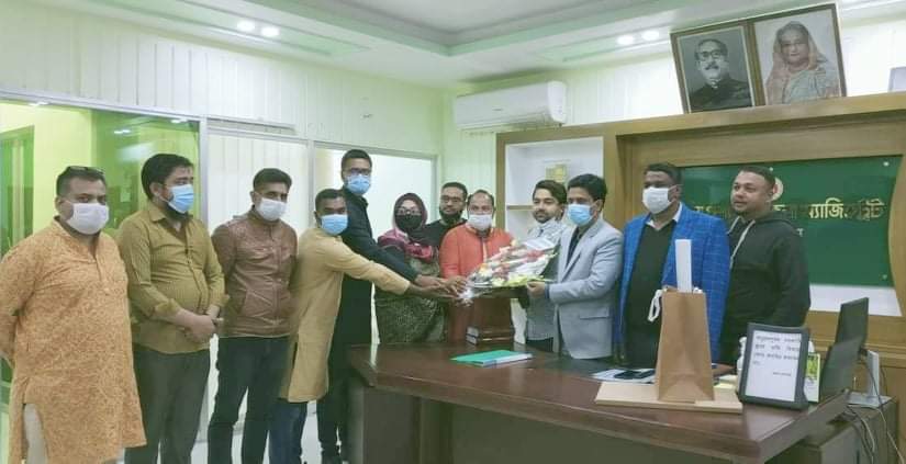 জেলা প্রশাসককে ফুলেল শুভেচ্ছা জানালো নবগঠিত আওয়ামী স্বেচ্ছাসেবক লীগ