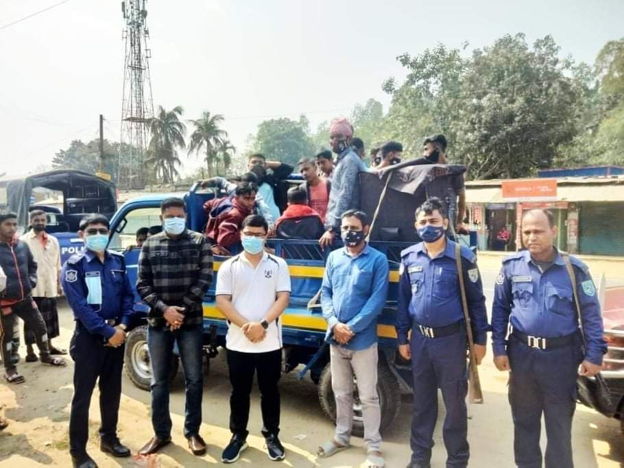 আনন্দ ভ্রমণে বের হয়ে পথে ২৫ কিশোরের জরিমানা