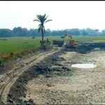 কলারোয়া কেরালকাতায় ফসলের জমি কেটে চলছে পুকুর খনন