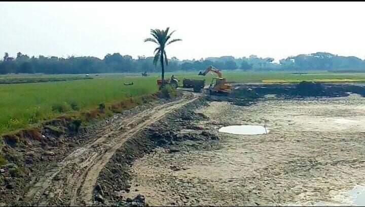 কলারোয়া কেরালকাতায় ফসলের জমি কেটে চলছে পুকুর খনন