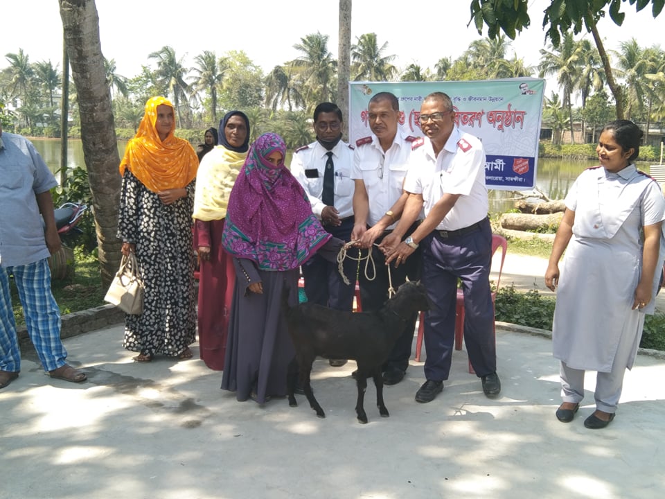 কলারোয়ার যুগিখালীতে নারী সদস্যদের মাঝে ছাগল ও কৃষক ক্লাবে স্প্রে মেশিন বিতরণ
