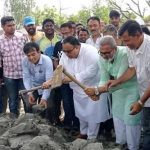 পাইকগাছায় বাঁধ নির্মাণ কাজের উদ্বোধন করলেন এমপি আক্তারুজ্জামান