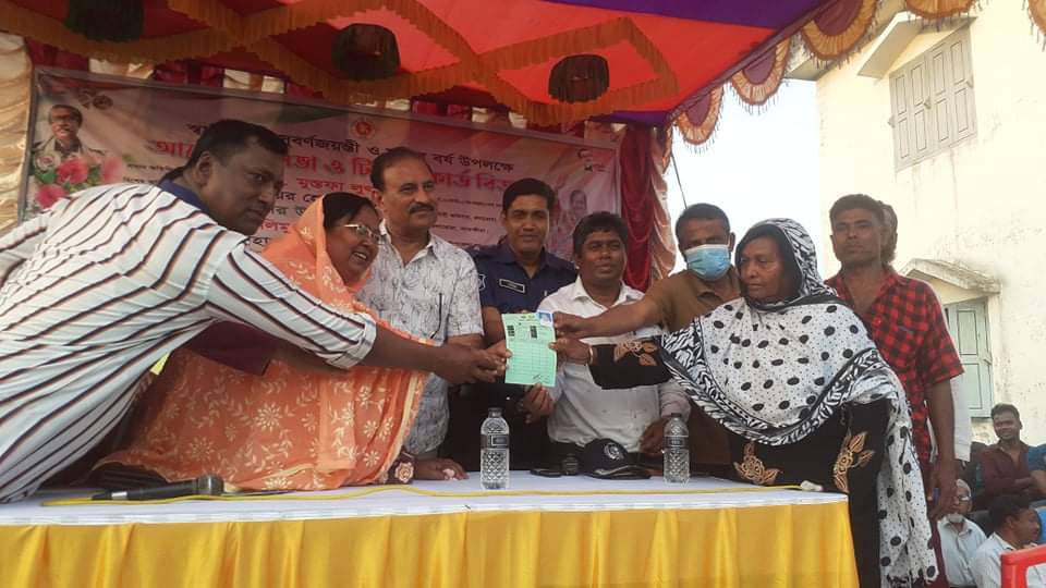 লাঙ্গলঝাড়ায় বঙ্গবন্ধুর জন্মবার্ষিকীতে টিসিবি কার্ড বিতরণ