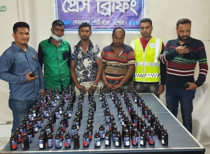 বেনাপোলে ফেনসিডিলসহ দুই মাদক কারবারি আটক