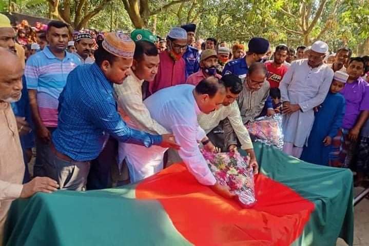 কলারোয়ার বীর মুক্তিযোদ্ধা আলহাজ্ব মমতাজ উদ্দীন মোড়লকে রাষ্ট্রীয় মর্যাদায় দাফন