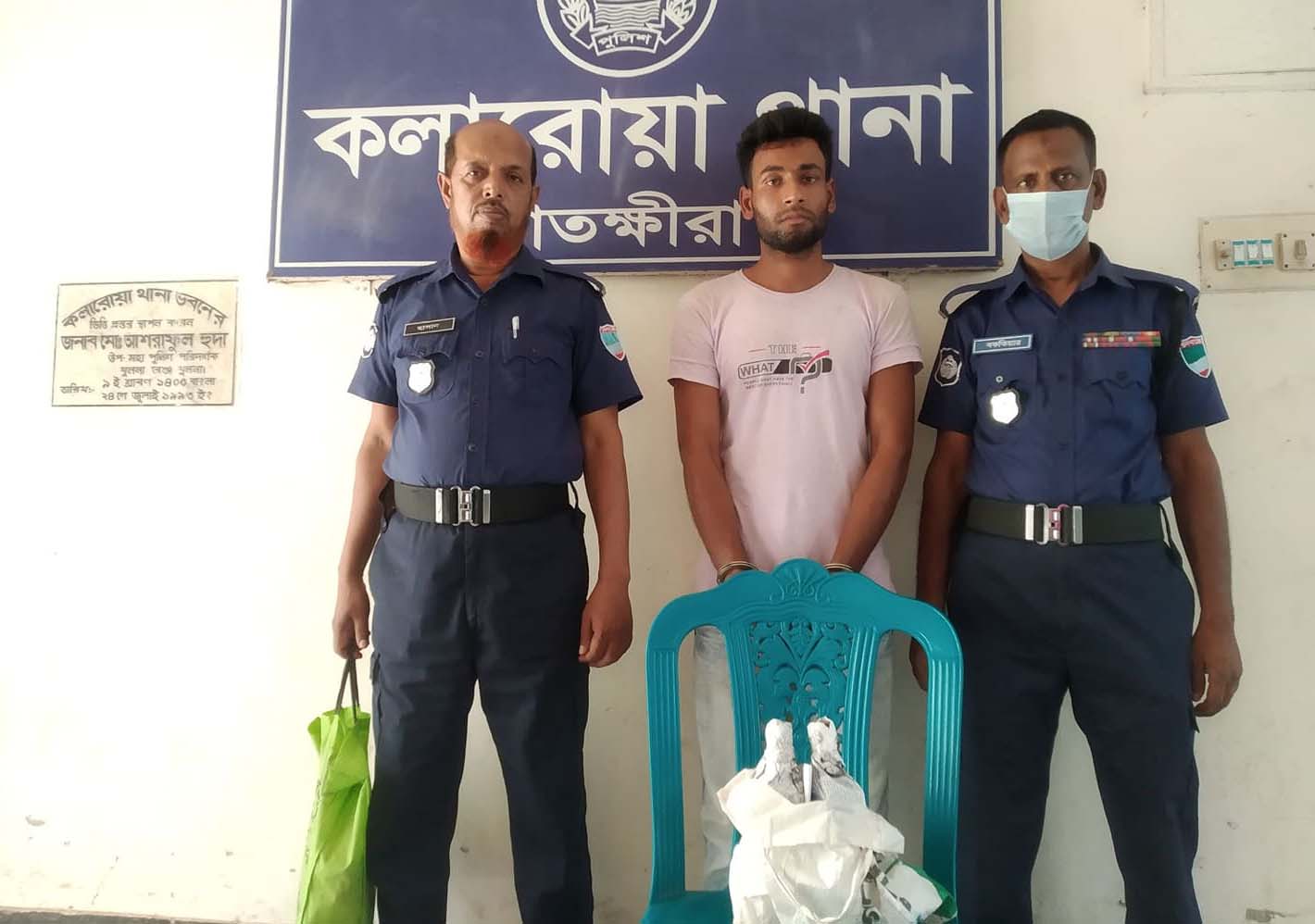 কলারোয়ায় দুই বোতল মদসহ একজন আটক