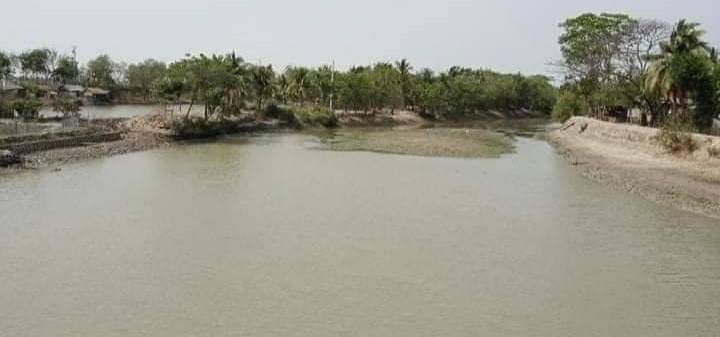 পাইকগাছায় জল মহলে লবণ পানি ইজারাদার ও এলাকাবাসীর মধ্যে উত্তেজনা