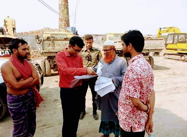 পাইকগাছায় লাইসেন্স না থাকায় দুই ইটভাটায় জরিমানা