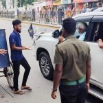 রাস্তায় ভ্যান রাখায় চালককে বেত্রাঘাত করলেন মেয়র আরিফ
