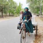 অটোভ্যান চালিয়ে অন্ধ স্বামী ও মেয়ের মুখে খাবার তুলে দেন মর্জিনা